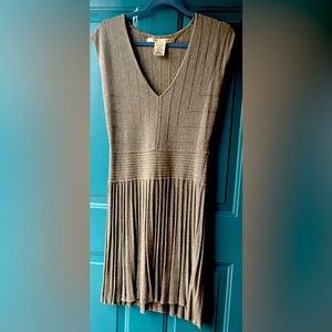 Comfortable, flattering gray Max Studio v-neck dress
